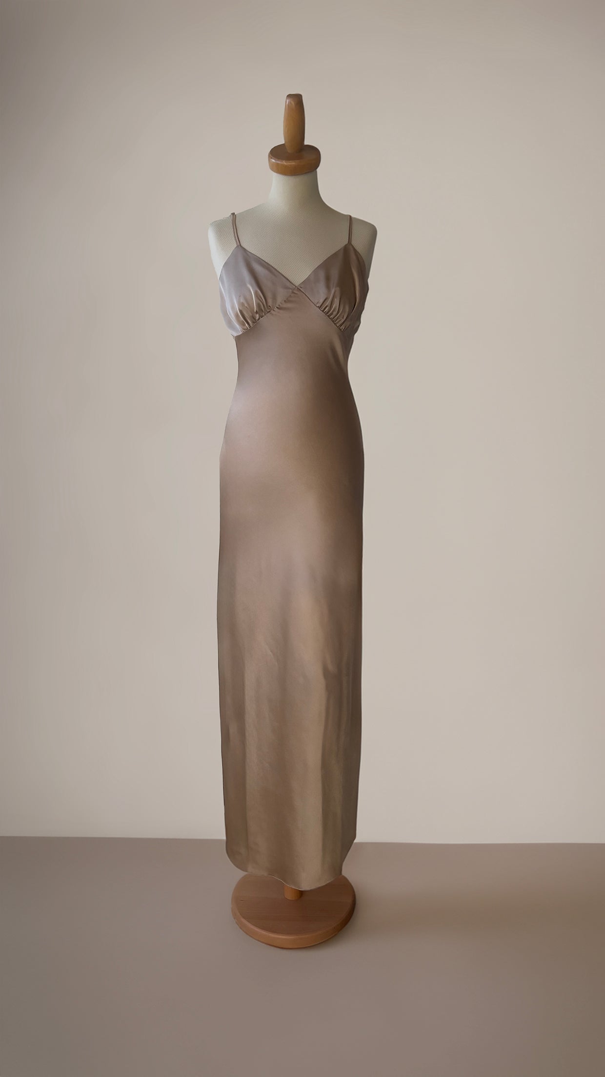 Abito lungo in satin \ Beige