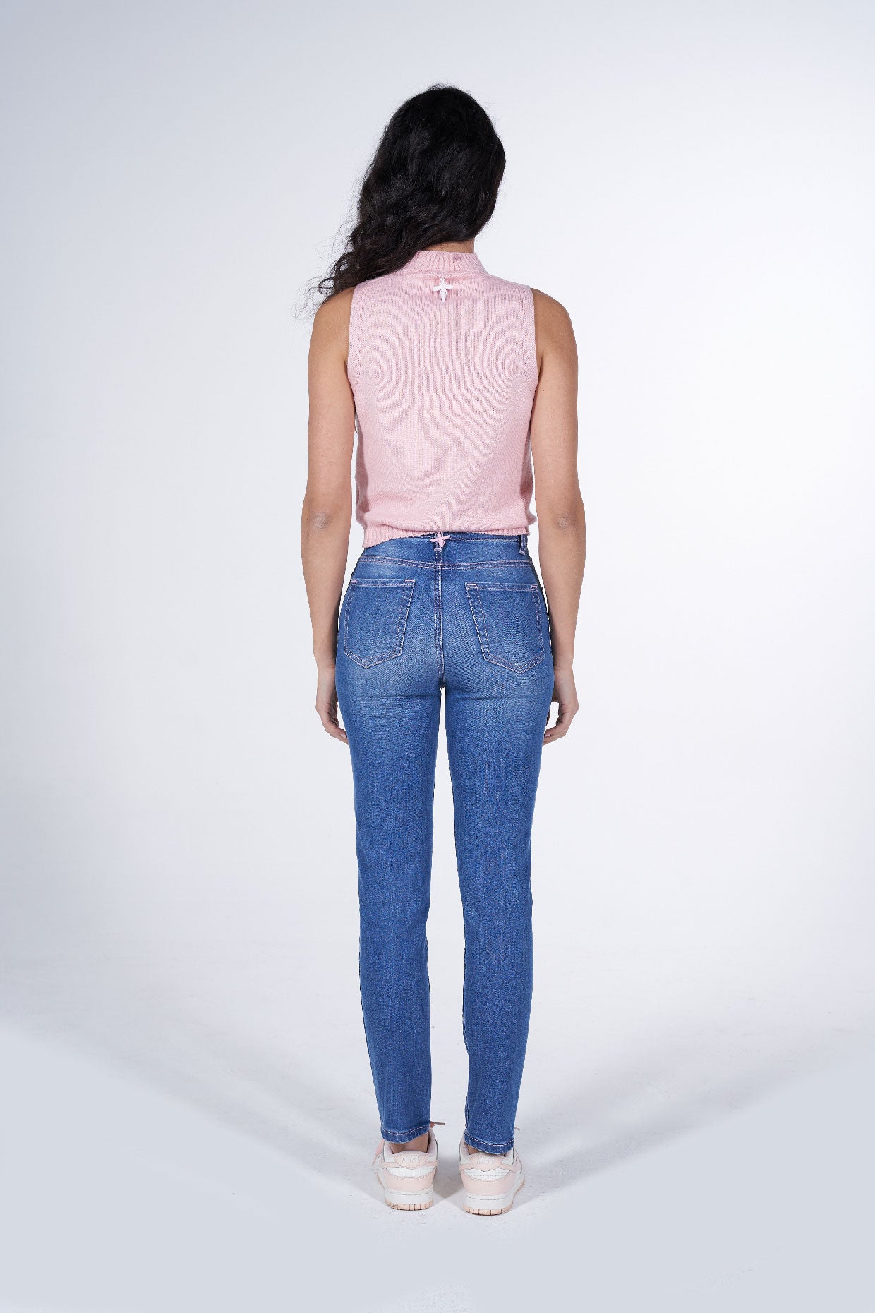 Jeans skinny con cuciture rosa